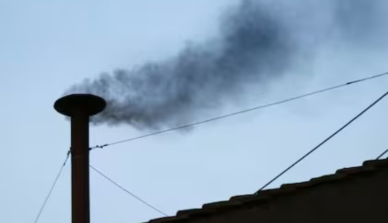 Segunda fumata negra en el Vaticano: los cardenales aún no logran consenso para elegir al nuevo Papa