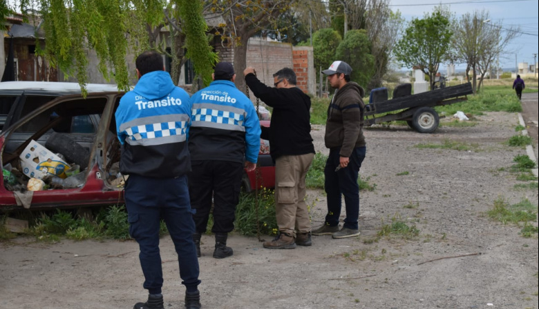 Continúa el operativo de retiro de vehículos abandonados en la vía pública