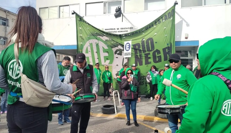 ATE Río Negro protesta por la oferta salarial del gobierno y contra las políticas de Javier Milei