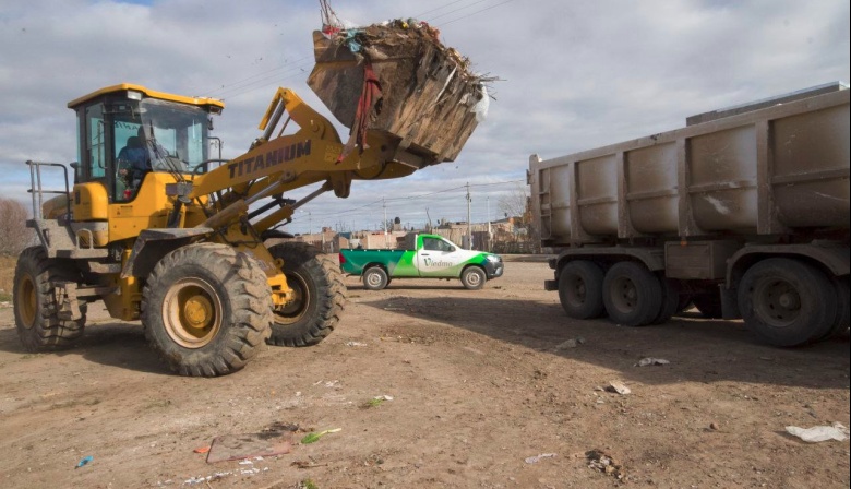 Viedma avanza en la limpieza de microbasurales y el mantenimiento del alumbrado público