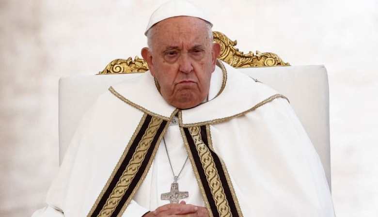 Pese a la pulmonía bilateral, el Vaticano informa que el Papa Francisco tuvo una "noche tranquila"