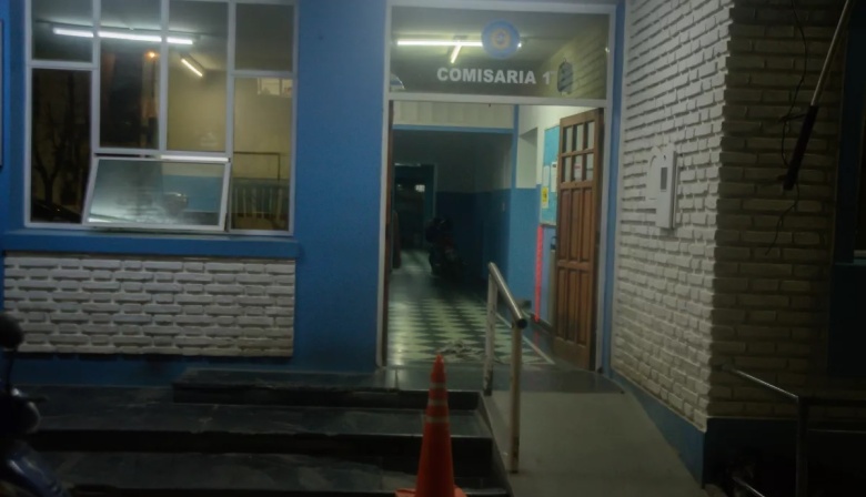 Detuvieron a un hombre que merodeaba casas y se resistió a la Policía