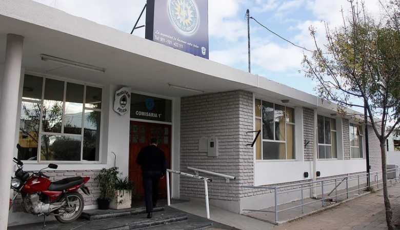 Robó una rueda y pretendió escapar en bicicleta: terminó detenido en Viedma