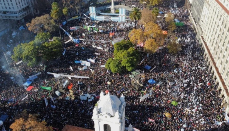 Cristina Fernández de Kirchner habló desde su prisión domiciliaria ante una Plaza de Mayo colmada: “Vamos a volver, argentinos y argentinas”