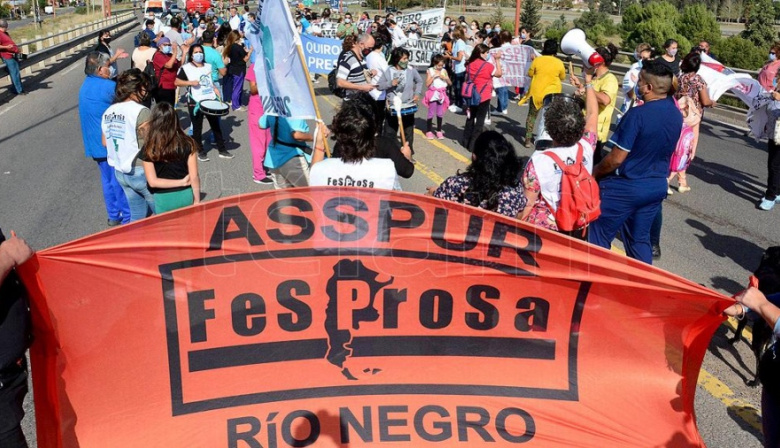 Gobierno convoca a la Mesa de Salud y trabajadores se movilizan en Viedma