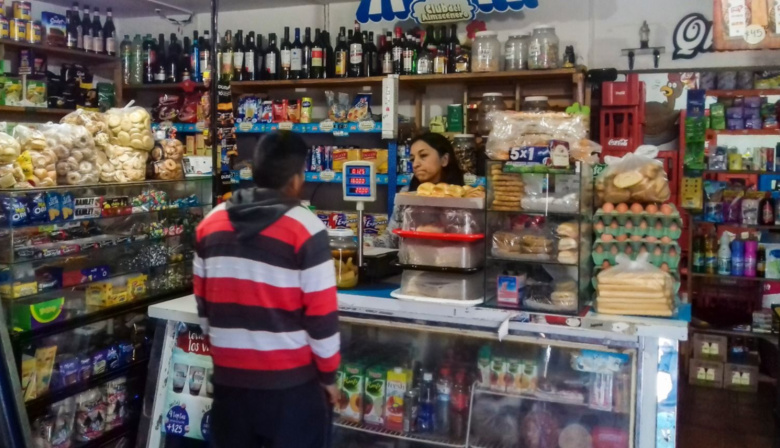 Compras "por la diaria" y el repunte del "fiado": el consumo masivo crece en comercios de cercanía y vuelve a caer en supermercados