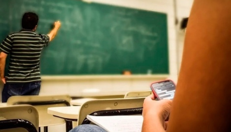 Una provincia patagónica podría convertirse en la primera de todo el país en prohibir el uso de celulares en las escuelas