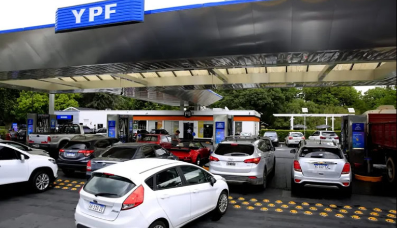 Suben los combustibles en julio: Milei aplicará parte de los impuestos y posterga el resto hasta agosto