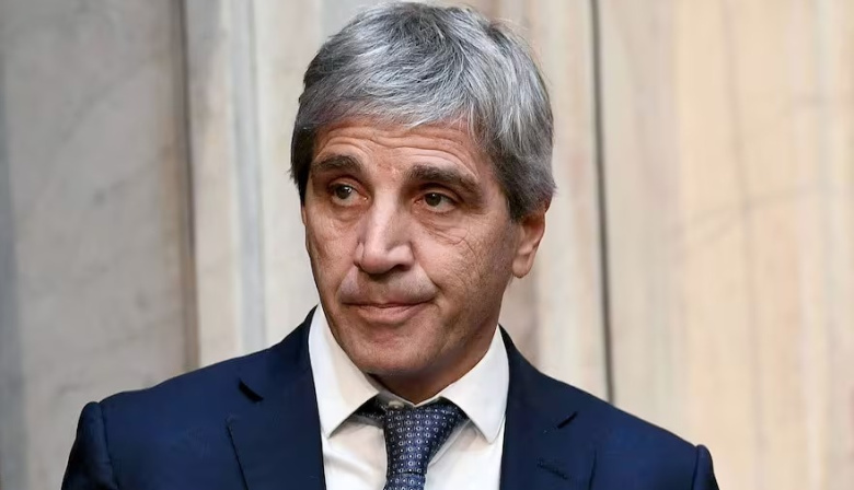 Más deuda y privatizaciones: la receta de Caputo para conseguir dólares y sostener el ajuste