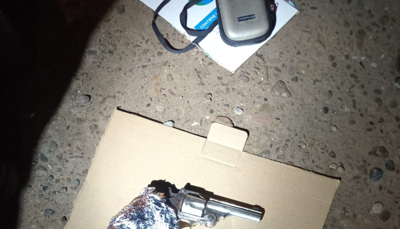 Persecución policial en Viedma: un detenido, un demorado y un arma secuestrada