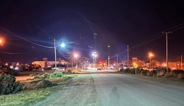 La capital rionegrina mejora accesos a barrios con recambio de luminarias