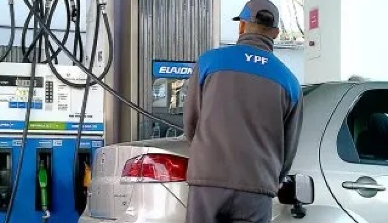Decretan suba parcial de impuestos a los combustibles que presionará sobre el precio de la nafta