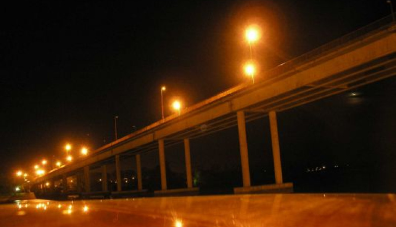 Tensión en Viedma: una adolescente intentó arrojarse al río y su hermana logró contenerla