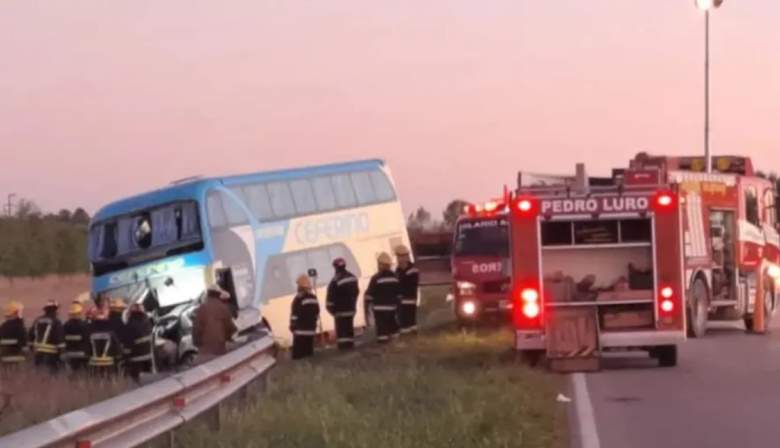 Conmoción: un muerto y varios heridos en un triple choque con un colectivo que iba a Viedma