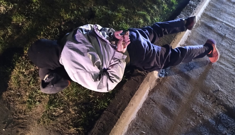 Un taxista sufrió un intento de asalto en Viedma y logró defenderse: el agresor fue reducido por otros choferes