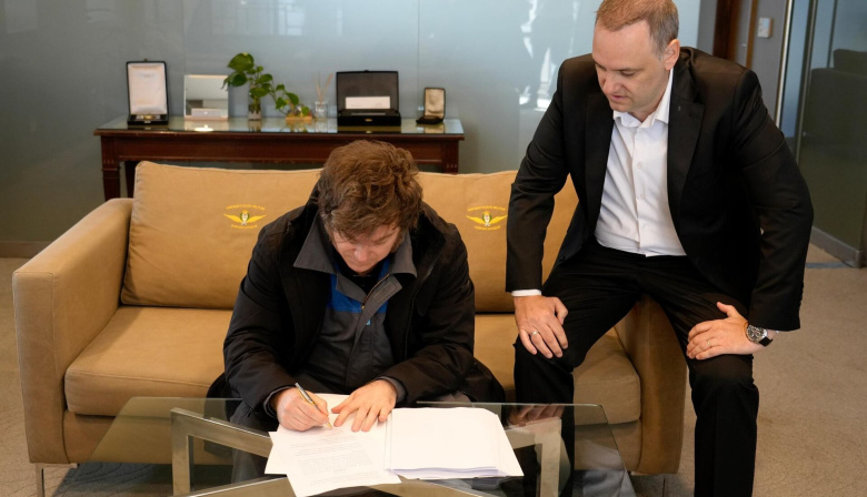 Milei regresó de Noruega y firmó la reforma laboral antes de ingresar el proyecto al Congreso