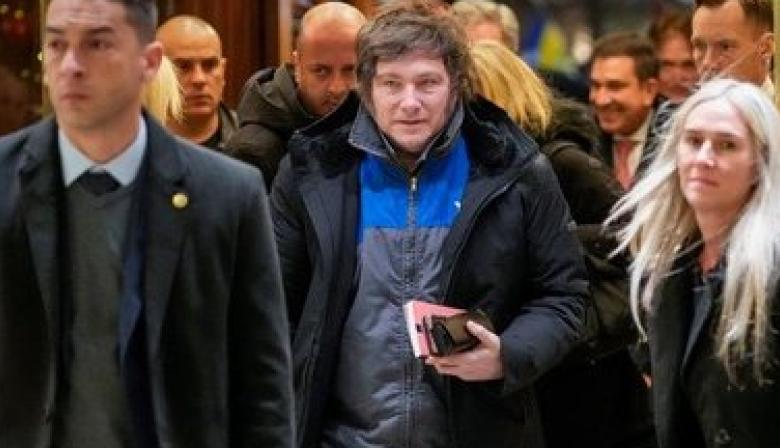 Milei llegó a Oslo para la entrega del Nobel de la Paz a Corina Machado y sorprendió con un mameluco de YPF