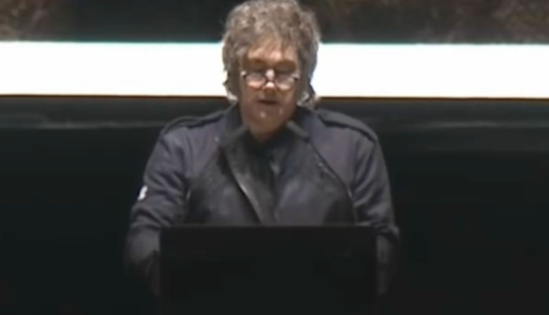 Milei se sumó a cánticos contra Cristina Kirchner y aludió a su prisión domiciliaria en un acto libertario