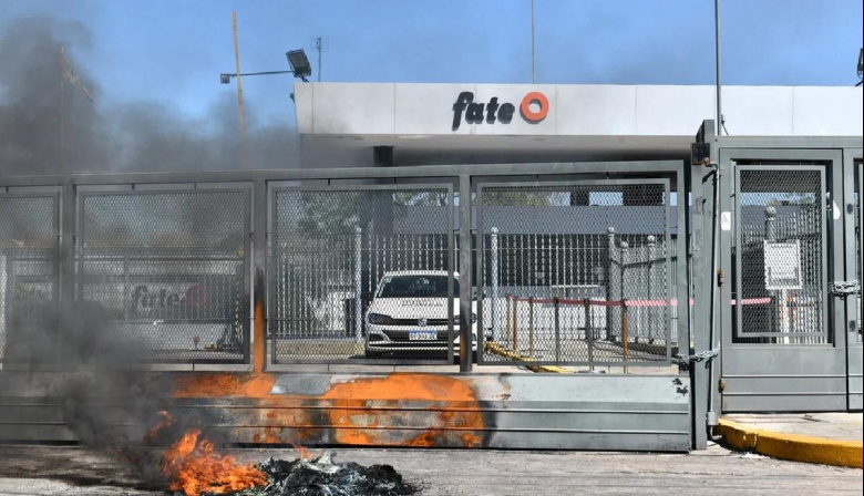 El gobierno suspendió por quince días los despidos en FATE