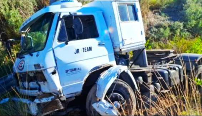 Un camión de la ACTC despistó en la Ruta 3 y generó un operativo de asistencia cerca de Viedma