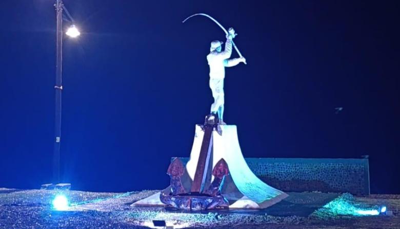 Bahía San Blas renueva la iluminación del Monumento al Pescador y refuerza su valor simbólico