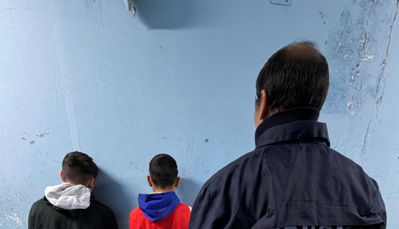 Violencia familiar en Viedma: dos hermanos detenidos tras intentar agredir a su madre y resistirse a la policía
