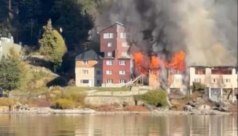 Feroz incendio en el histórico Hotel Huemul de Bariloche