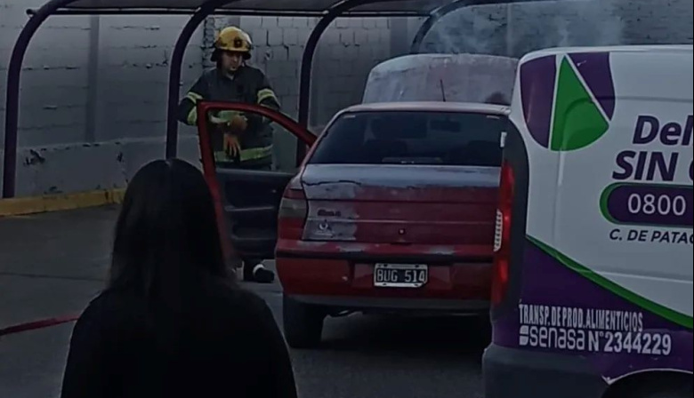 Se incendió un auto en el estacionamiento de un supermercado céntrico de Patagones