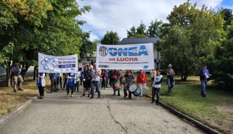 Crece la protesta por despidos en la CNEA de Bariloche