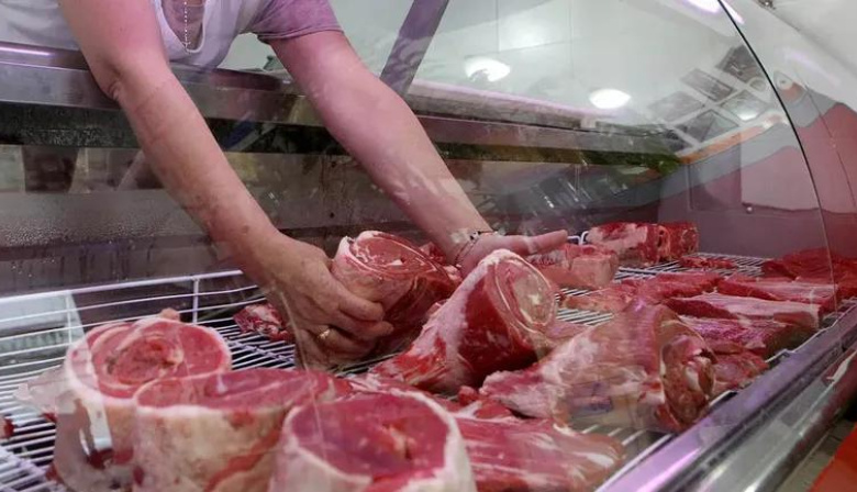 Carne en caída en Viedma: los vecinos compran al día y el pollo gana lugar en las carnicerías