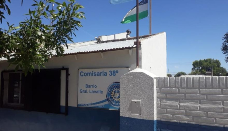 Balearon una comisaría de Viedma y allanaron dos barrios en busca de los atacantes