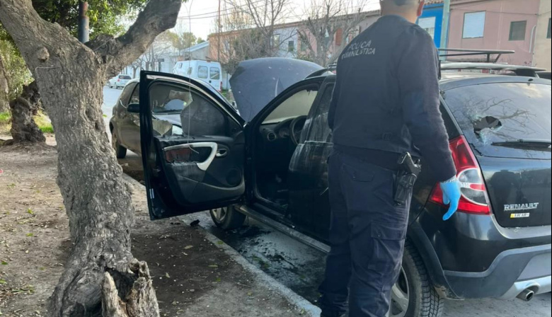 Atacaron un vehículo con una bomba incendiaria en Viedma