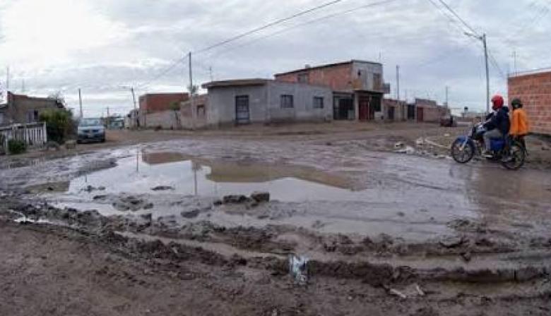 Barro, pozos y calles intransitables: vecinos del 2 de Enero y Loteo Silva piden soluciones