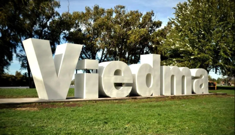 Viedma: denuncian un gasto de $60 millones por un nuevo cartel en la Costanera