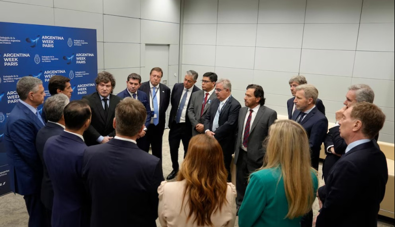 Milei aprovechó París para negociar con los gobernadores