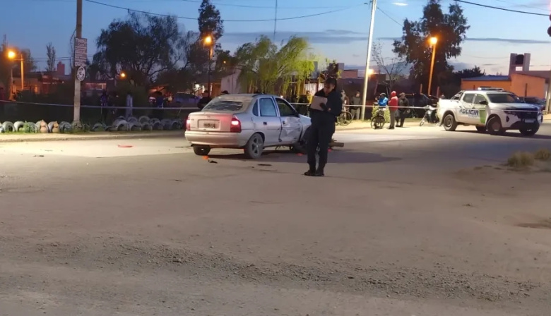 Viedma: murió un adolescente de 17 años en un choque entre auto y moto