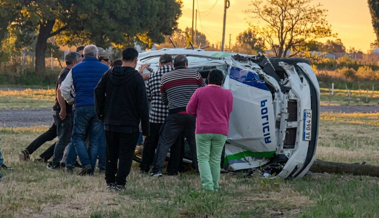 Un patrullero volcó en la Ruta 1 tras chocar con una camioneta