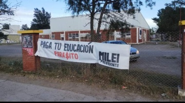 Seguidores de Milei colgaron un pasacalle en la Universidad Nacional del Comahue contra la educación pública