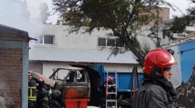 Peligroso incendio en un galpón detrás del Puesto de Caminera Vial de la Ruta 3 