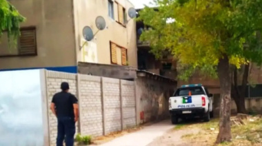 Un hombre murió de un disparo en un departamento del Barrio Guido y dos personas fueron demoradas