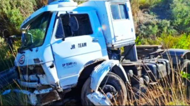 Un camión de la ACTC despistó en la Ruta 3 y generó un operativo de asistencia cerca de Viedma