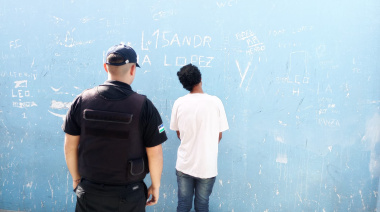 Detienen a un hombre con pedido de captura en pleno centro de Viedma