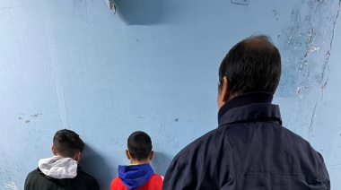 Violencia familiar en Viedma: dos hermanos detenidos tras intentar agredir a su madre y resistirse a la policía
