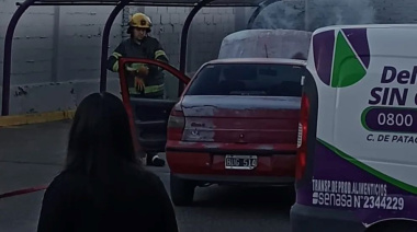 Se incendió un auto en el estacionamiento de un supermercado céntrico de Patagones