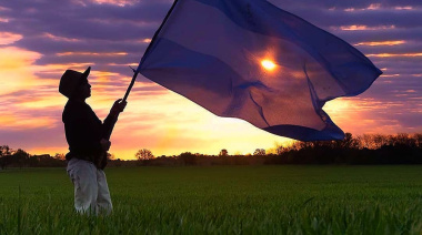 Con banderazo y movilización hacia la Casa de Gobierno, Viedma se suma a la marcha nacional contra la Ley de Tierras