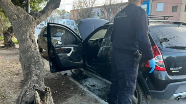 Atacaron un vehículo con una bomba incendiaria en Viedma