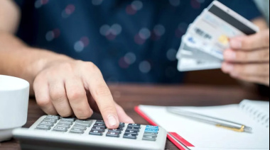 Weretilneck admitió que los salarios no alcanzan y prepara medidas para aliviar a los estatales endeudados