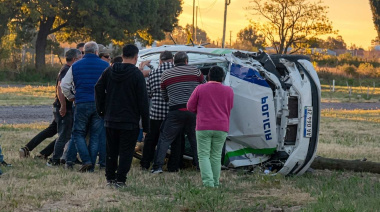 Un patrullero volcó en la Ruta 1 tras chocar con una camioneta
