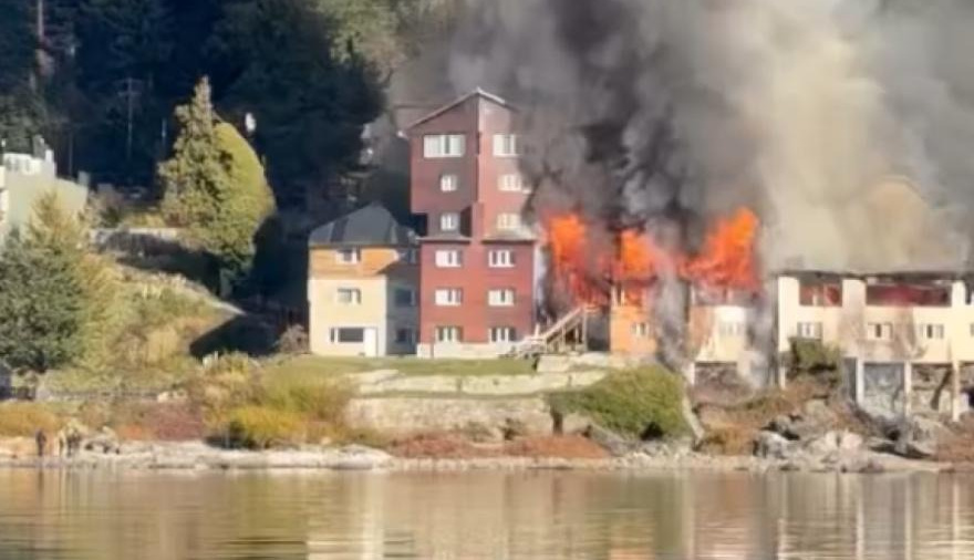 Feroz incendio en el histórico Hotel Huemul de Bariloche