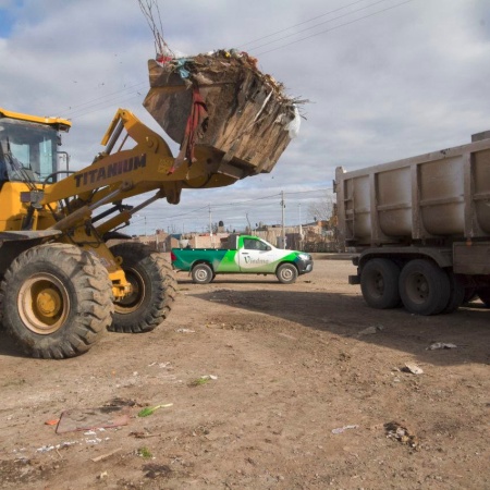Viedma avanza en la limpieza de microbasurales y el mantenimiento del alumbrado público